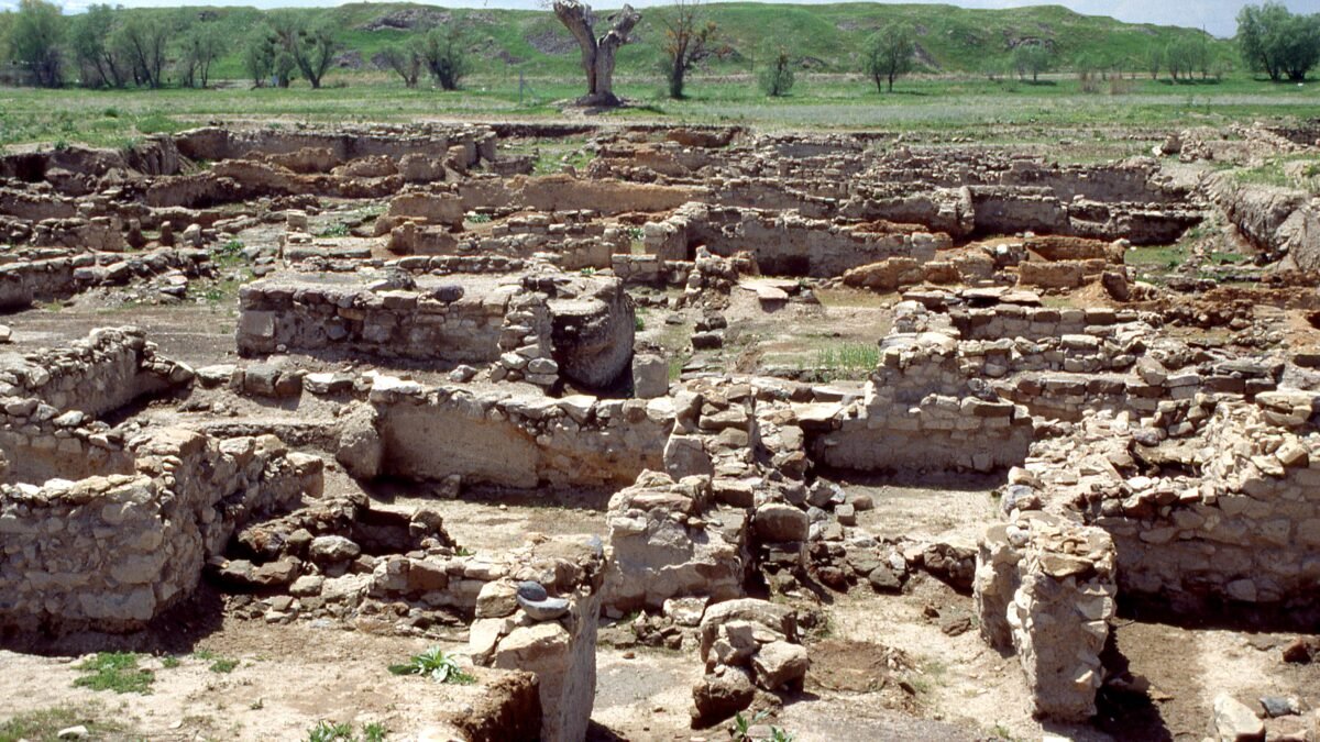 Excavated stone houses of the karum quarter at Kültepe-Kanesh, Türkiye — site of the 2,000-year-old Hellenistic mosaic discovered in October 2026.