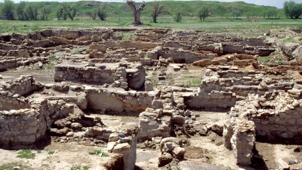 Excavated stone houses of the karum quarter at Kültepe-Kanesh, Türkiye — site of the 2,000-year-old Hellenistic mosaic discovered in October 2026.