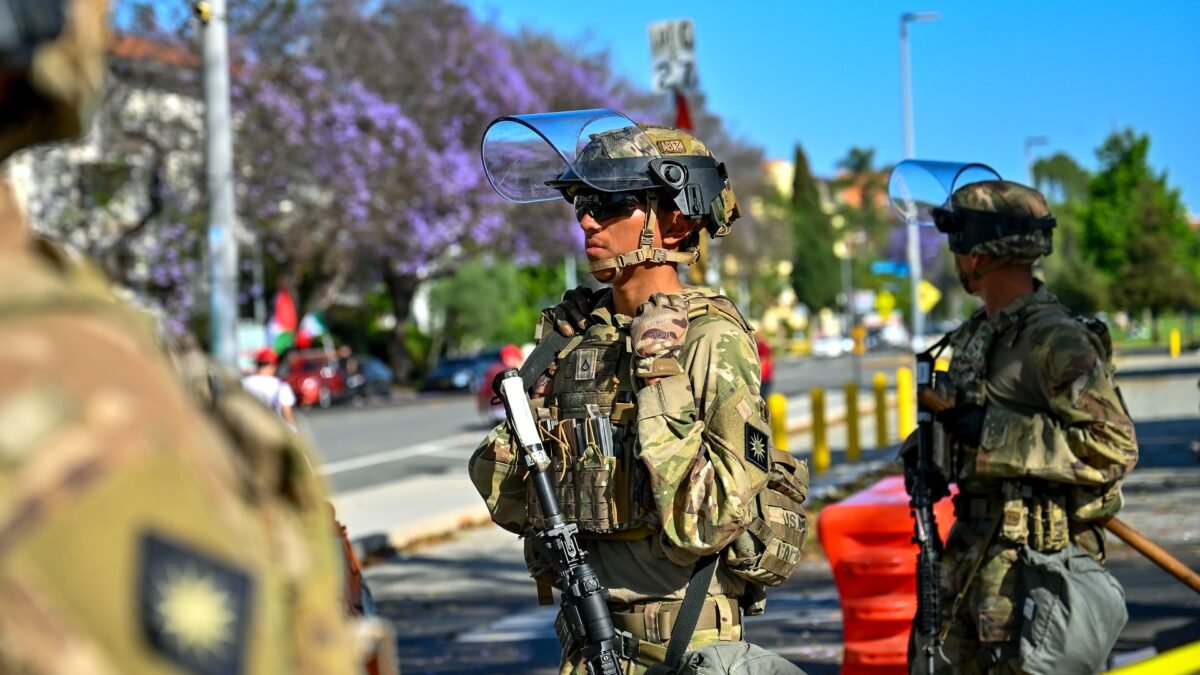 File photo: California Army National Guard soldiers stand guard outside the Wilshire Federal Building in Los Angeles, 22 June 2025.