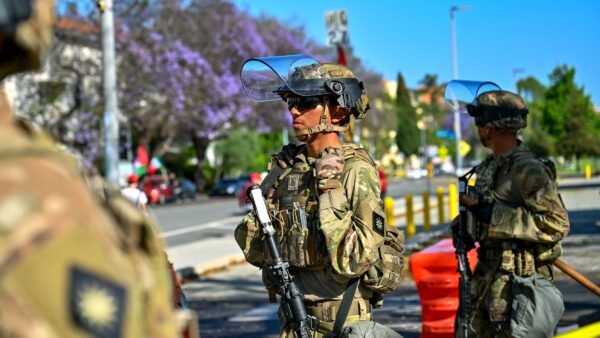 File photo: California Army National Guard soldiers stand guard outside the Wilshire Federal Building in Los Angeles, 22 June 2025.