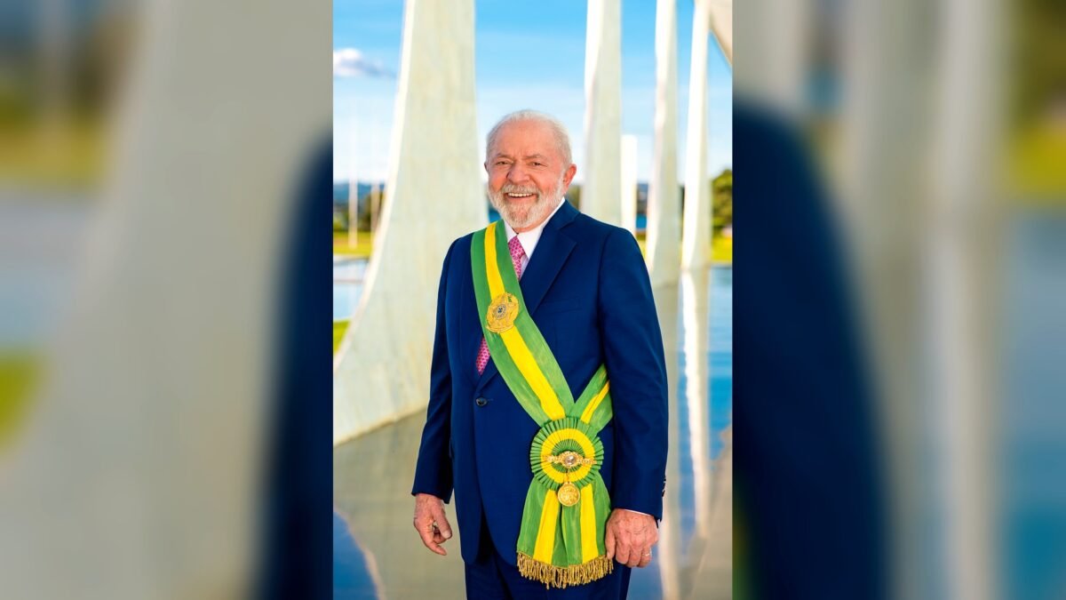 Official portrait of Brazilian President Luiz Inácio Lula da Silva wearing the presidential sash.