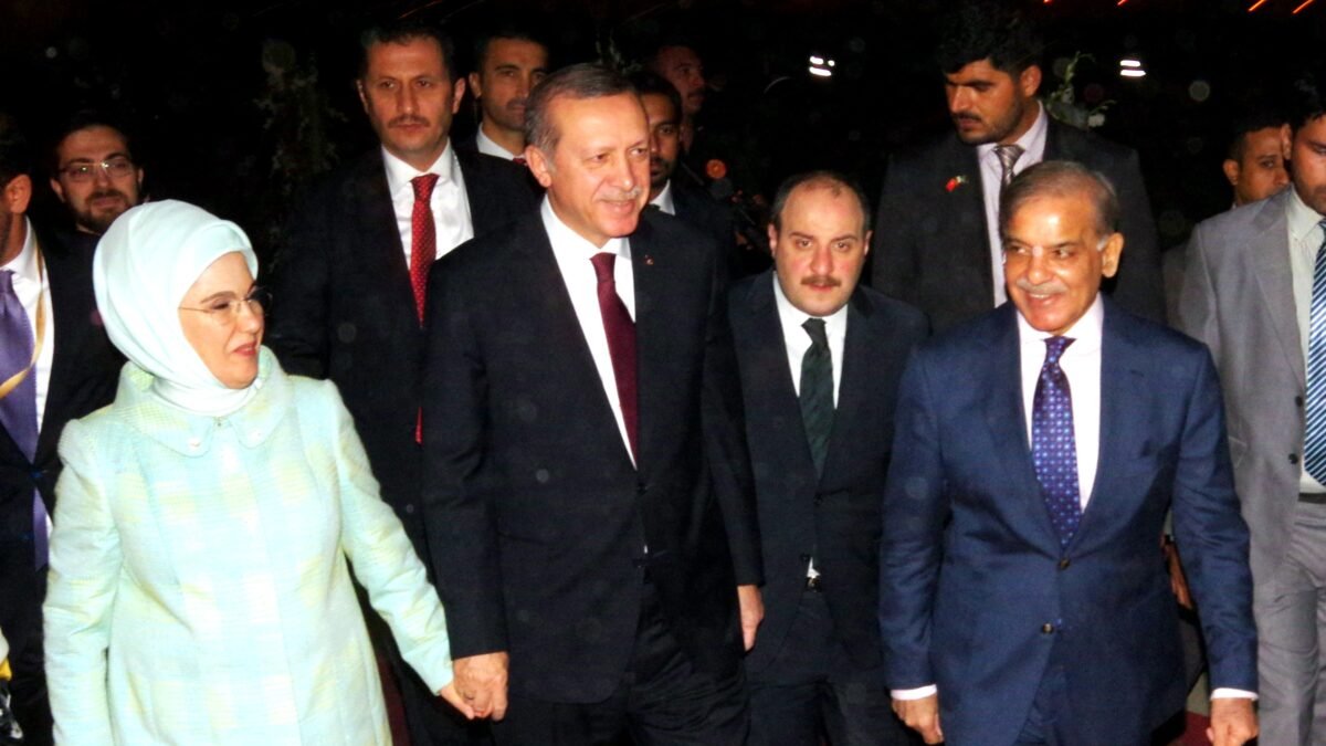 File photo: Turkish President Recep Tayyip Erdogan with Pakistan's Prime Minister Shehbaz Sharif.