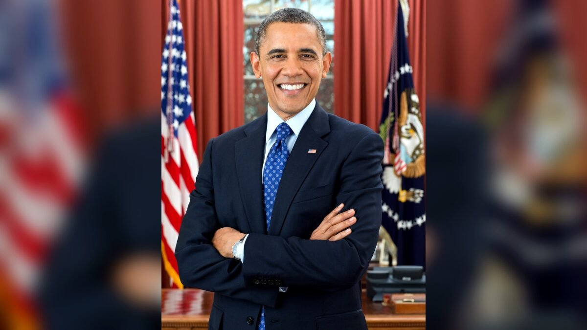 Official portrait of former President Barack Obama in the Oval Office, December 2012.