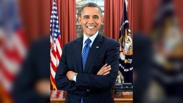 Official portrait of former President Barack Obama in the Oval Office, December 2012.
