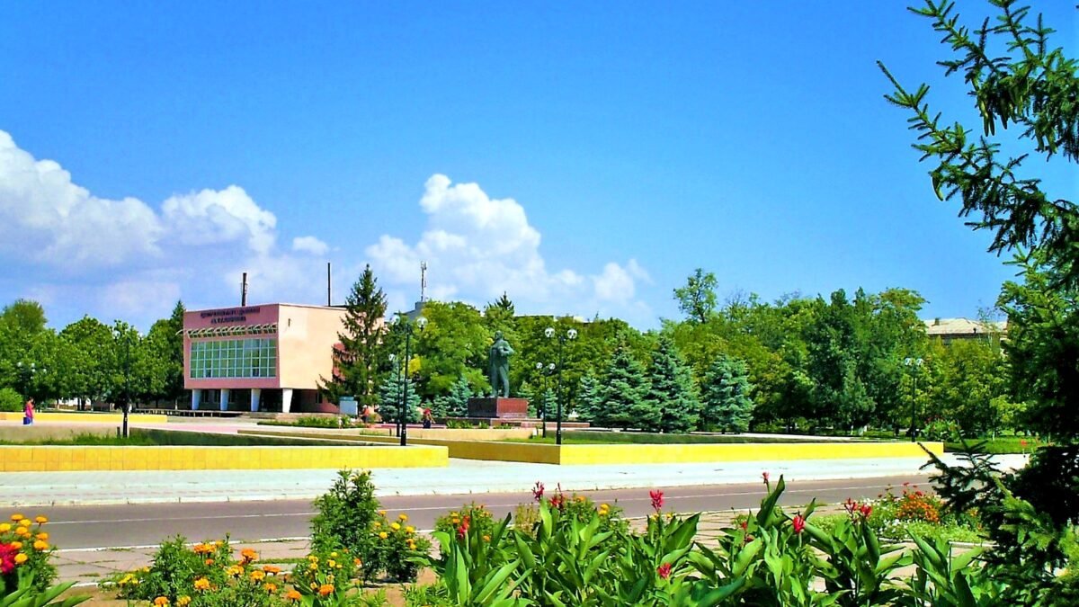 File photo: the central square in Oleshky, Kherson region, in 2007.