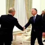 File photo: Russian President Vladimir Putin shakes hands with US special envoy Steve Witkoff.