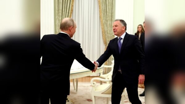 File photo: Russian President Vladimir Putin shakes hands with US special envoy Steve Witkoff.