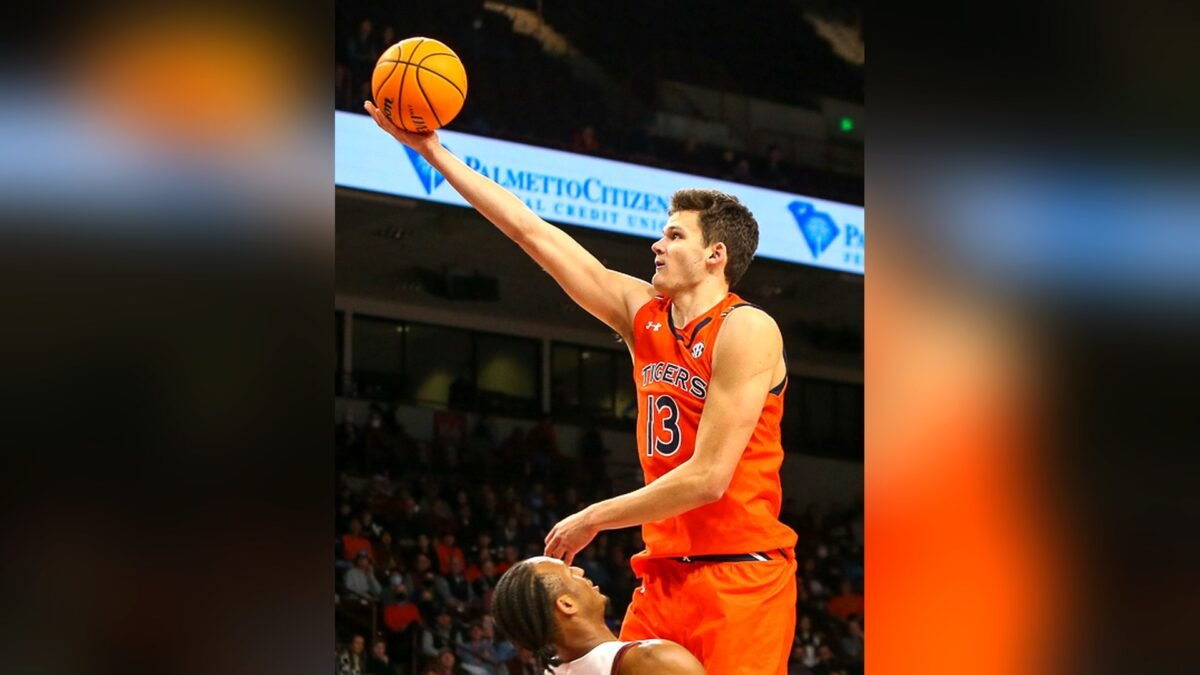 File photo: Walker Kessler in action for the Auburn Tigers in 2022, before joining the Los Angeles Lakers.